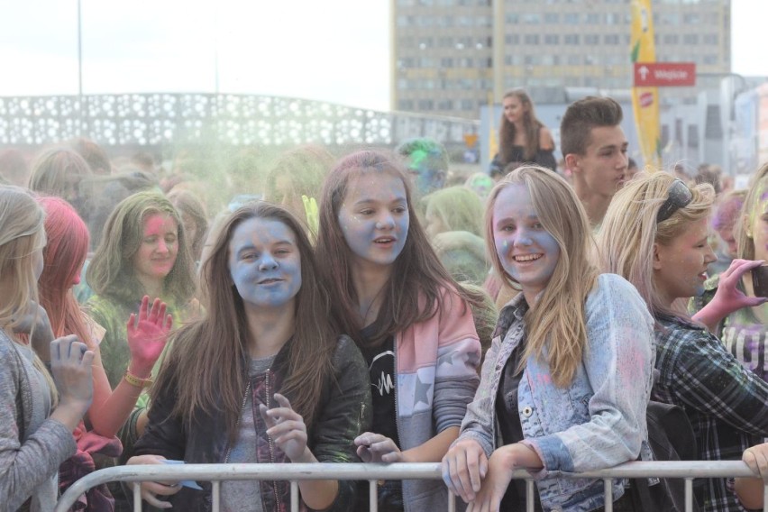 Festiwal Kolorów w Kielcach. Młodzież bawiła się na dachu Galerii Korona