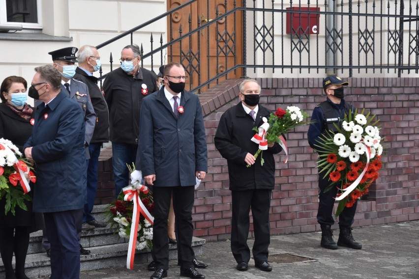 Władze samorządowe i delegacje upamiętniły rocznicę...