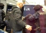 Anarchiści rozbili namiot w banku – usunęła ich dopiero policja [wideo]