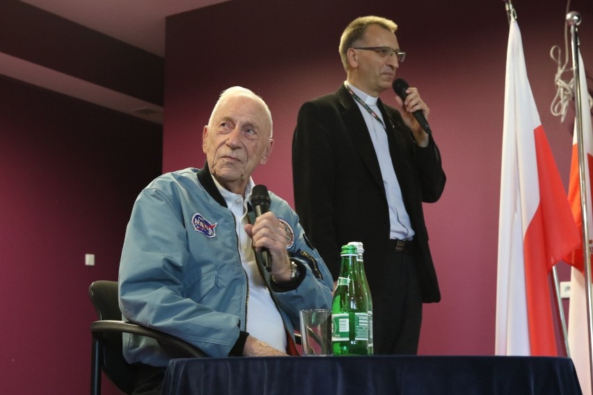 Pułkownik Alfred Merril Worden, pilot uczestniczący w misji Apollo 15 na spotkaniu w kieleckim liceum (WIDEO)