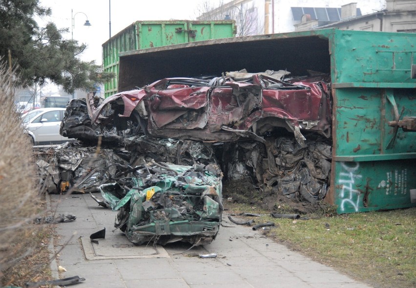 Wypadek cieżarówki w Piotrkowie. Scania załadowana złomem przewróciła się na rondzie. Utrudnienia w ruchu ZDJĘCIA