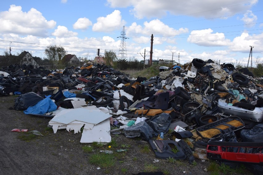 Nieczynne złomowisko w Lęborku po pożarze służy podrzucającym śmieci- alarmują mieszkańcy