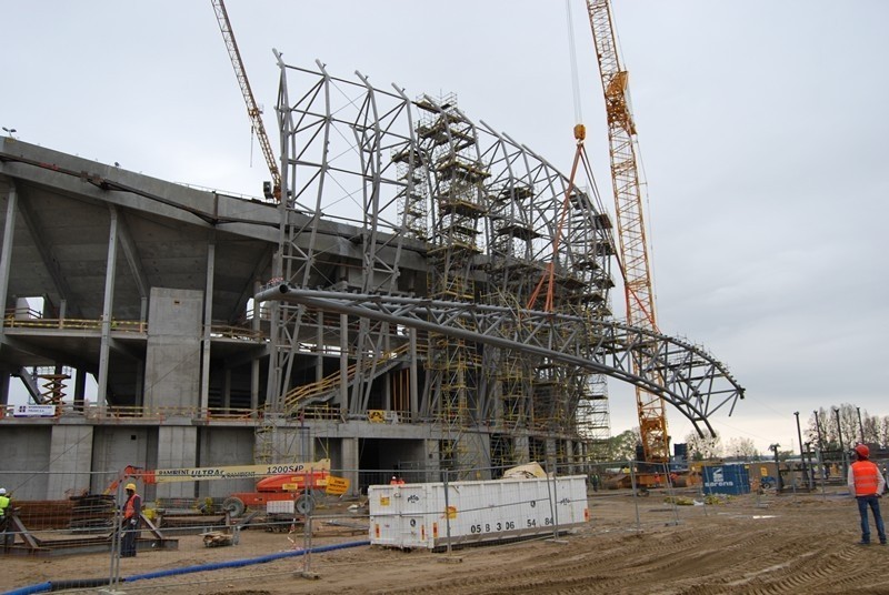Gdańsk: Przyspawali dwa poziome elementy konstrukcji dachu stadionu w Letnicy (zdjęcia)