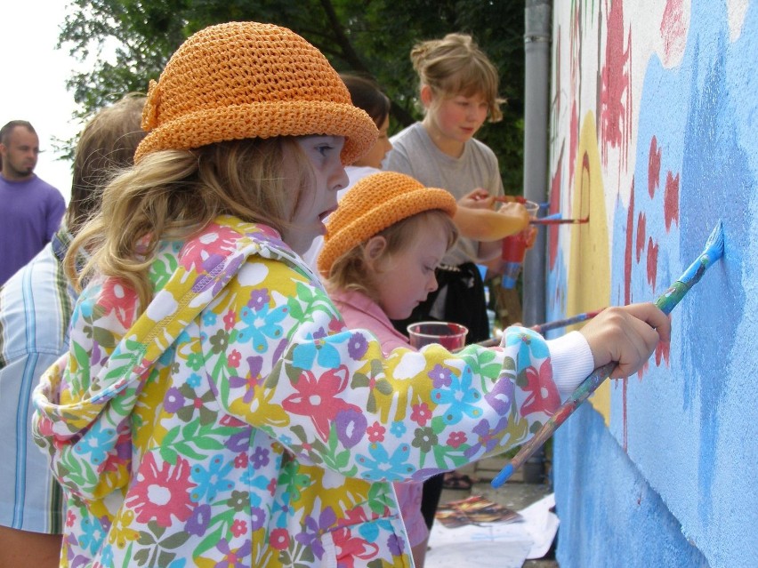 Wyrzeka: dzieci w ramach Akcji Lato malowały ścianę szkoły