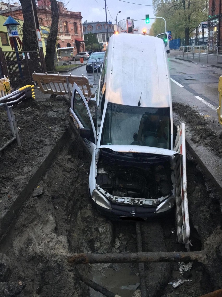 Samochód wjechał do wykopu przy ulicy Józefowskiej