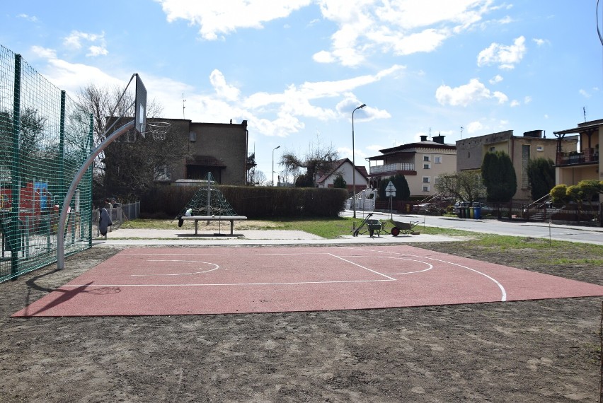 Teren przy Wiśniowej i Łąkowej w Oleśnicy zyskał nowy blask. Jest mini boisko do koszykówki i dużo zieleni