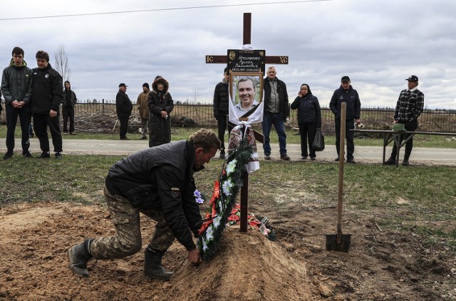 Każdego dnia na Ukrainie giną kolejni cywile, a Rosjanie dopuszczają się licznych zbrodni wojennych.