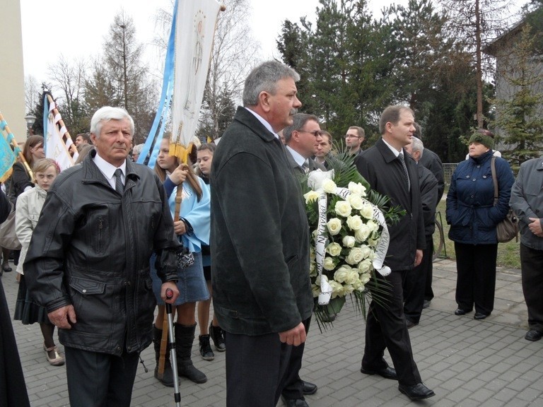 Rusinowice: Pogrzeb ks. Damiana Kominka [ZDJĘCIA]. Duszpasterza żegnały tłumy wiernych