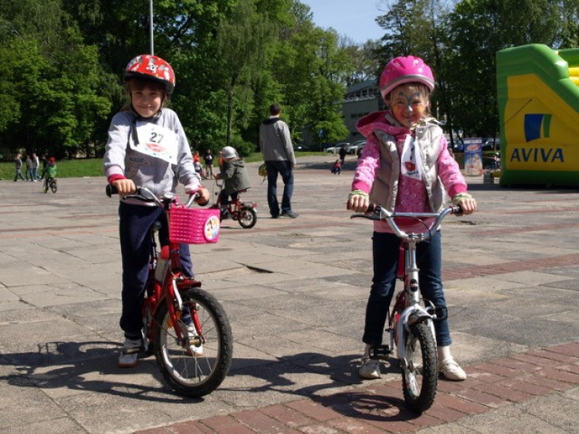 dzieci na rowerkach