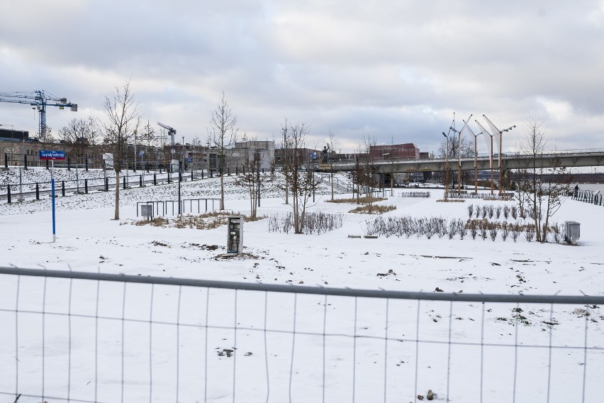 Gotowe bulwary wiślane wciąż za płotem. Prawdopodobnie poczekamy na nie do lutego [ZDJĘCIA]