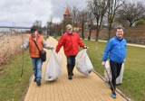 Sprzątanie brzegów Nogatu w Malborku. Wędkarze z dwóch miejscowych kół PZW zebrali mnóstwo plastiku i szkła, ale trafiły się też dywany