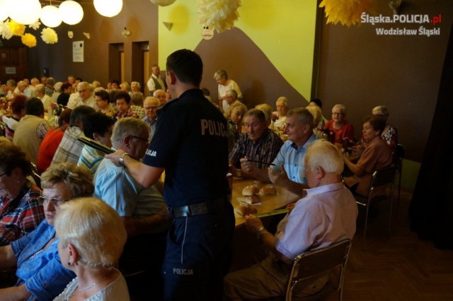 Mundurowi ostrzegali seniorów przed oszustami