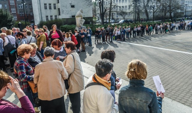 Z okazji 672. rocznicy nadania Bydgoszczy praw miejskich, 19 kwietnia o godz. 19 w Filharmonii Pomorskiej odbędzie się uroczysty koncert. Orkiestra Symfoniczna FP pod batutą Sławomira Chrzanowskiego wykona utwory m. in. Georga Bizeta, Gioacchino Rossiniego, Johanna Straussa czy Giuseppe Verdiego.  Wystąpią też: Anetta Wakarecy - mezzosopran i Tadeusz Szlenkier - tenor. Dziś w filharmonii można było odebrać wejściówki na koncert. Tradycyjnie cieszyły się sporym zainteresowaniem.