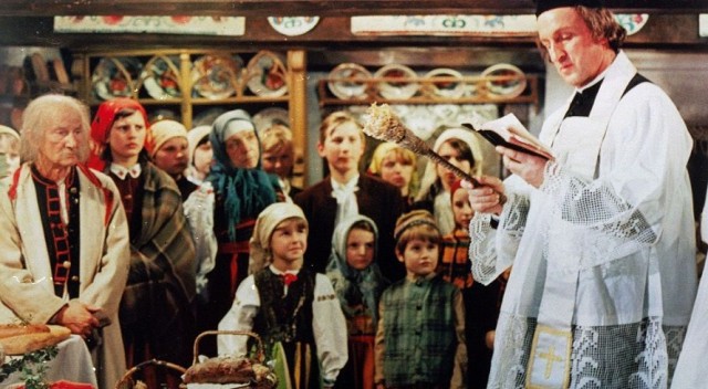 W filmie "Chłopi" przedstawiono całe mnóstwo ludowych tradycji, także dotyczących Wielkanocy. Z prawej Franciszek Pieczka w roli proboszcza w Lipcach
