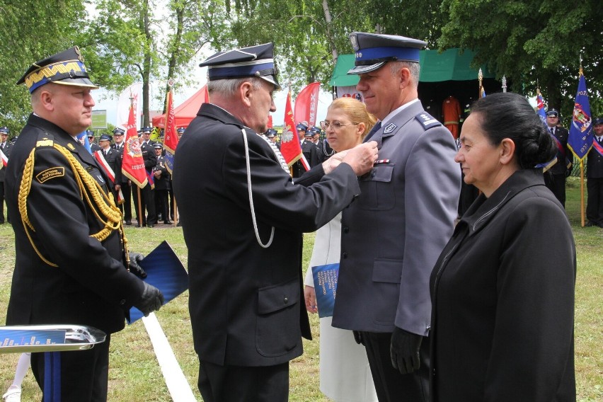 Świętowali Powiatowy Dzień Strażaka. Były awanse, odznaki i przekazanie nowych wozów ratowniczo-gaśniczych