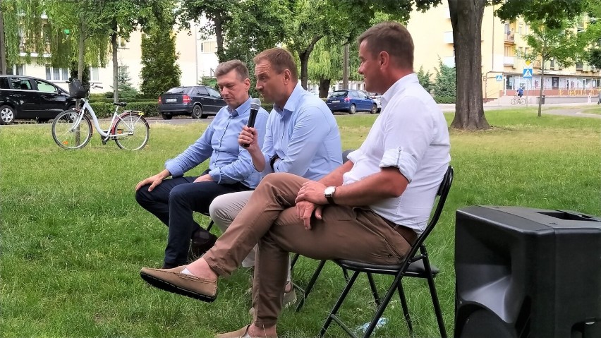 Sławomir Nitras i Mariusz Witczak z Platformy Obywatelskiej przyjechali do Leszna. Politycy spotkali się z wyborcami w Parku Jonstona