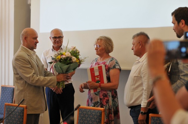 Obecny starosta Marek Kieler i były starosta Andrzej Stępień, a także wicestarosta Krzysztof Dziuba, przewodniczący Rady Powiatu Krzysztof Owczarek w imieniu zarządu powiatu i radnych dziękowali Alicji Krzemień za sumienną pracę