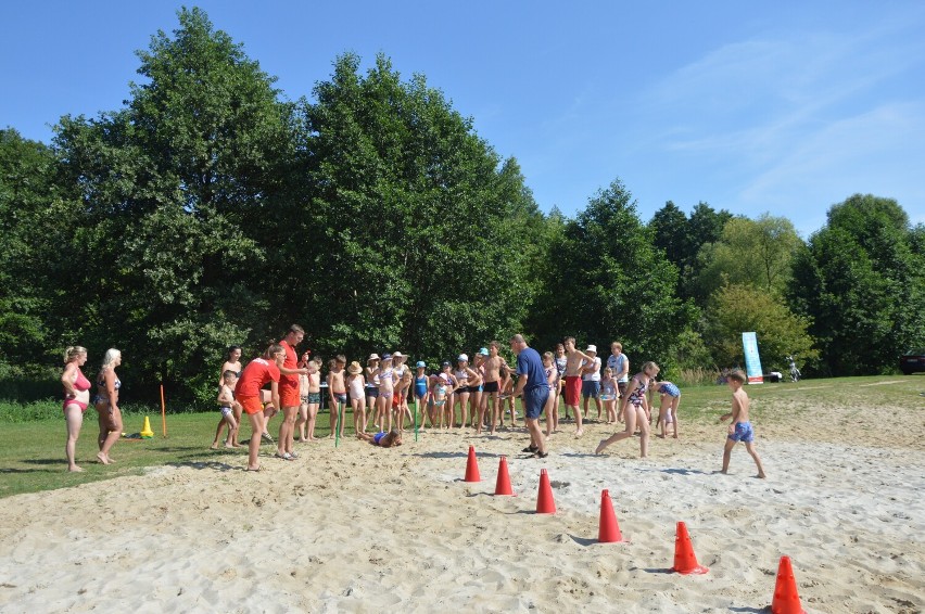 "Aktywne wakacje nad wodą" na plaży przy kąpielisku w...