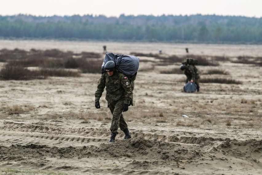 Pustynia Błędowska. Rozpoczął się sezon na skoki ze spadochronem [ZDJĘCIA]