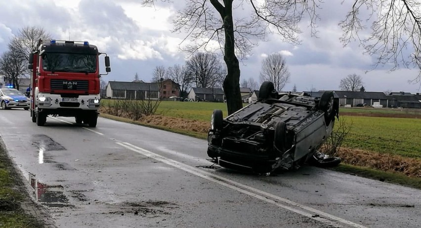 Skoda wyleciała z drogi i dachowała. Dwie osoby ranne