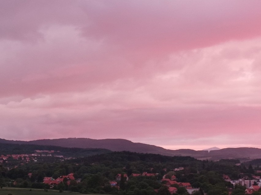 Niesamowite wieczorne niebo nad Wałbrzychem [ZDJĘCIA]