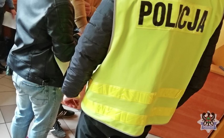 Policjanci z Wałbrzycha zatrzymali 22-latka, który ukradł samochód rajdowy