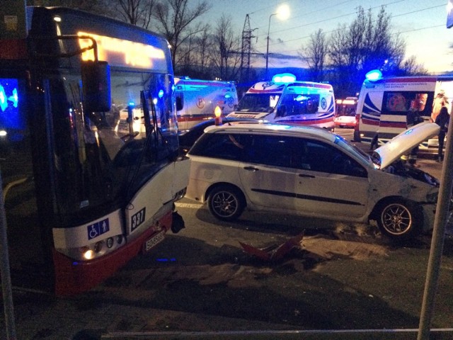 Poważny wypadek w Sosnowcu. Samochód zderzył się z autobusem