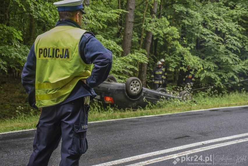 Na trasie Sulmierzyce-Krotoszyn samochód wypadł z drogi [ZDJĘCIA]