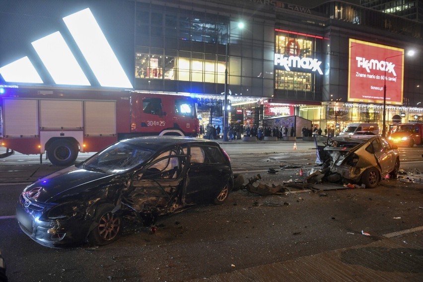 Centrum Warszawy zablokowane. Karambol 7 samochodów na Marszałkowskiej. Ogromne utrudnienia w kursowaniu tramwajów i autobusów