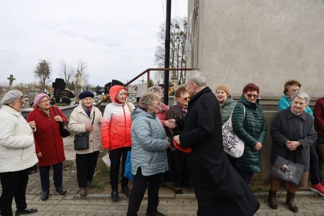 W piątek, 14 kwietnia parafię świętego Marcina z wizytą kanoniczną odwiedził biskup diecezji sandomierskiej Krzysztof Nitkiewicz. Podczas wizyty ksiądz biskup odwiedził szkoły znajdujące się na terenie parafii oraz cmentarz. Więcej na kolejnych zdjęciach