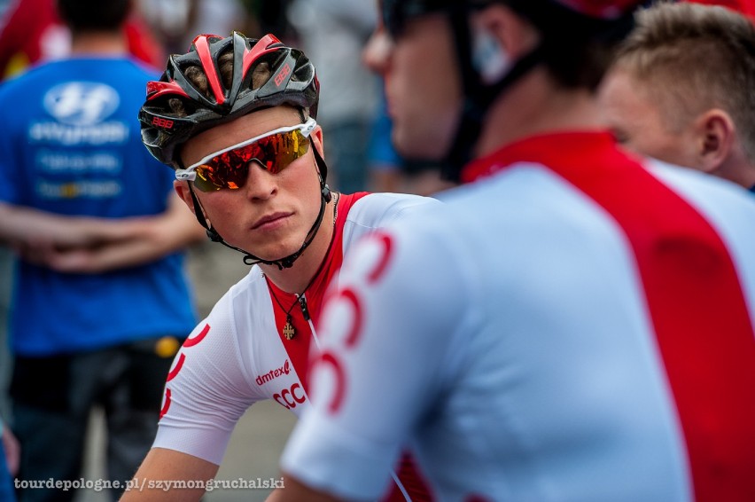 Gracjan Szeląg w czołówce peletonu na młodzieżowym Tour de France
