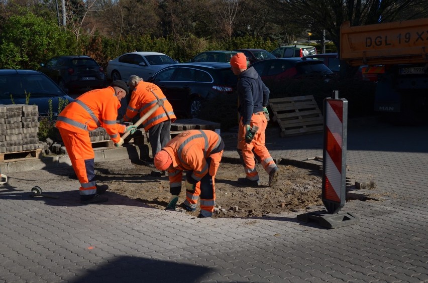 Uwaga! Dziura w ulicy Starowałowej koło Lidla w Głogowie. Są utrudnienia dla kierowców