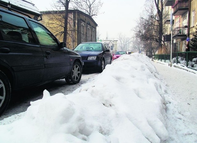 Na ul. Skłodowskiej-Curie zimą, gdy jezdnia się zwęża, zaczyna obowiązywać ruch wahadłowy