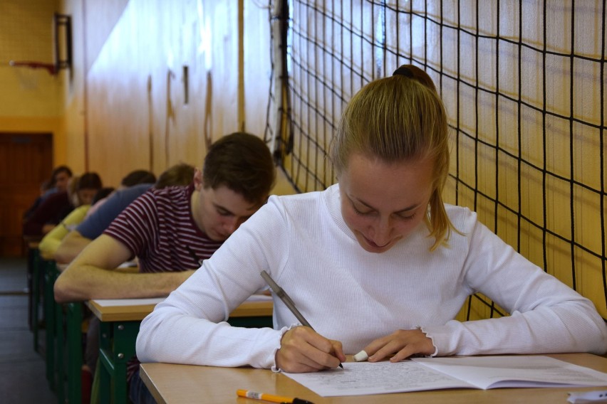 EDUKACJA: Rozpoczęły się matury próbne w szkołach. Język polski na początek [ZDJĘCIA]