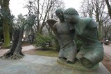 Rzeźby Mitoraja na poznańskiej Nowinie. Stanęły na grobowcu Henryka Kulczyka [ZDJĘCIA]