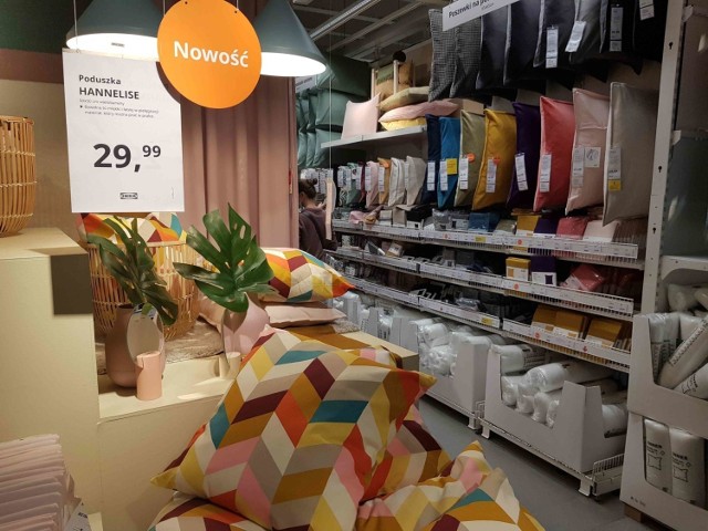 Najciekawsze nowości w ofercie sklepu IKEA w Katowicach. 

Połowa sierpnia to wysyp nowości w IKEA.

Naliczyliśmy w katowickim sklepie IKEA ponad 150 samych nowych mebli (czasami są to zmienione albo zmodyfikowane meble znanych już serii), i znacznie więcej nowych artykułów wyposażenia wnętrz. Oferta IKEA jest bardzo szeroka, więc nowości znajdziemy praktycznie na każdym dziale sklepu, od kanap przez łóżka, łazienki, meble do salonu, kuchnie czy pokój dziecięcy.

Zobacz kolejne zdjęcia. Przesuwaj zdjęcia w prawo - naciśnij strzałkę lub przycisk NASTĘPNE 