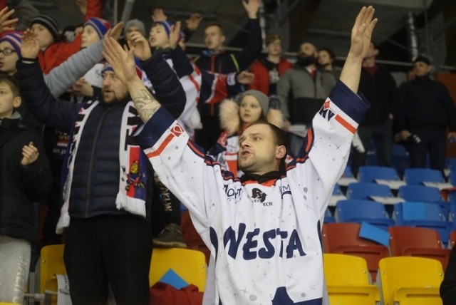 W Toruniu nie brakuje emocjonujących wydarzeń sportowych, które ściągają tłumy kibiców. Jak się kibicuje w Toruniu? Kogo można zobaczyć na trybunach? Zobaczcie najlepszych kibiców z Torunia!

Polecamy:
Hospicjum dla zwierząt w Toruniu. Mamy zdjęcia!
Najbrudniejsze miejsca w Toruniu. Tu jest najgorzej!