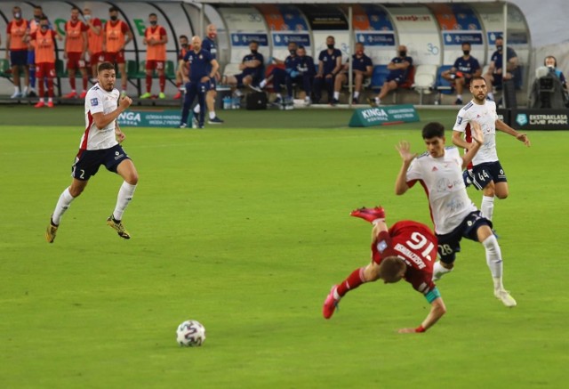 Kontuzja Jakuba Błaszczykowskiego - na tych zdjęciach widać, jak do niej doszło na stadionie w Zabrzu 27.06. 2020