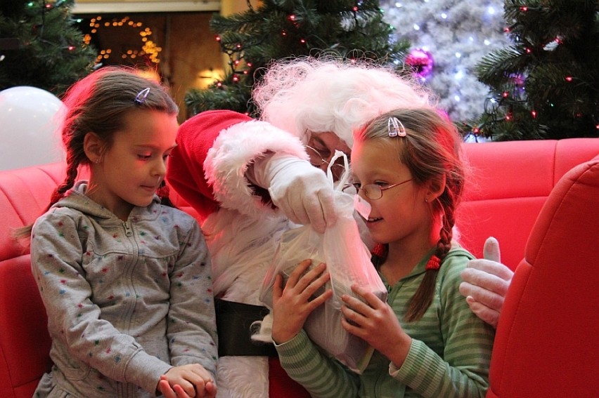 Orszak Świętego Mikołaja: zdjęcia dzieci z Mikołajem