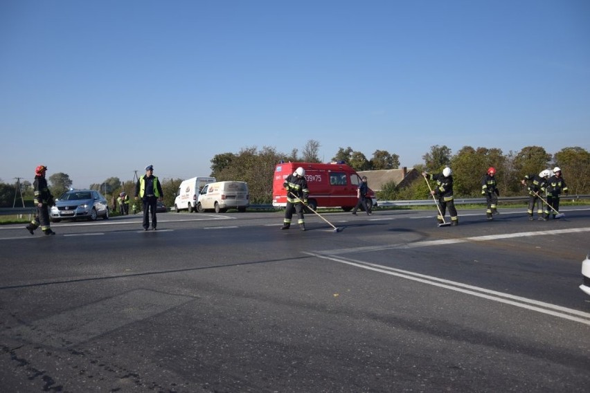 Wypadek na trasie Chełmno-Świecie. Motorowerzysta zderzył się z osobówką [zdjęcia]