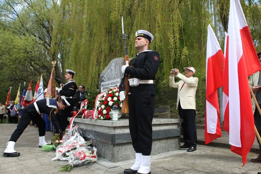Uroczystość pod pomnikiem Konstytucji 3 Maja w Gdyni [ZDJĘCIA]