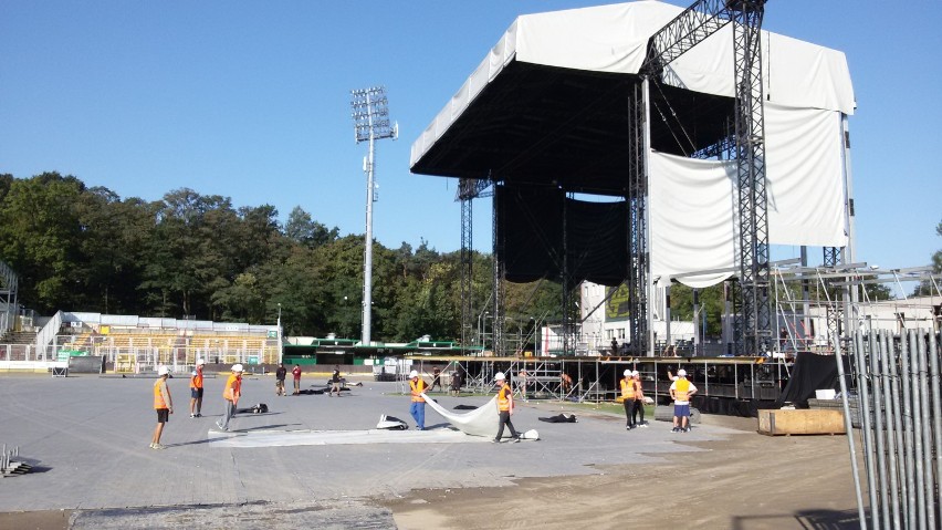 Sprzątają stadion po koncercie Linkin Park w Rybniku