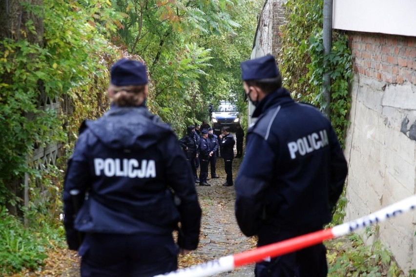 Funkcjonariusze służb podległych MSWiA, w tym policjanci, w...