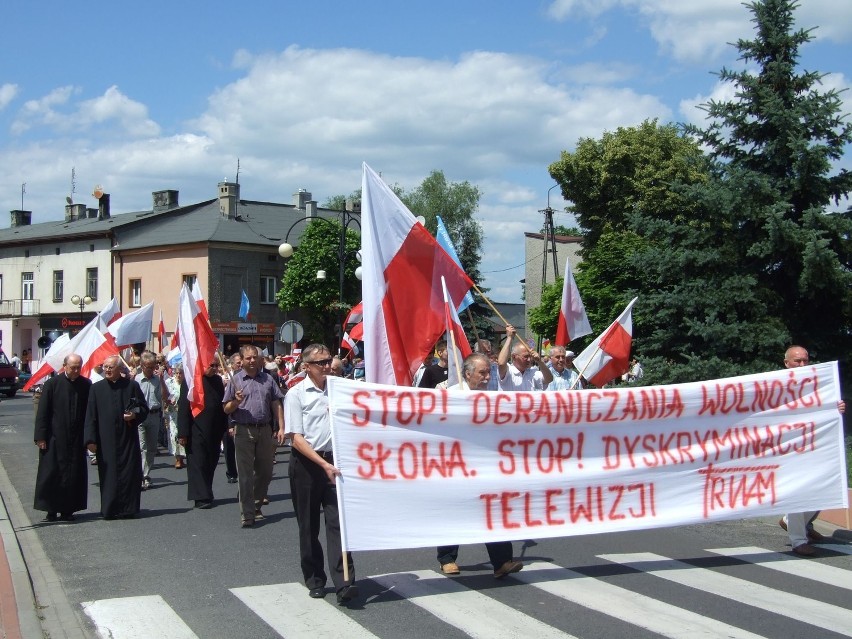 Wieluń: Marsz ulicami miasta w obronie telewizji Trwam i wolności słowa [ZDJĘCIA]