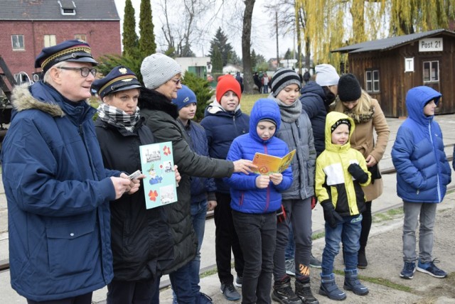 W skierniewickiej parowozowni obchodzono w sobotę, 23 listopada Dzień Kolejarza. Z tej okazji członkowie Polskiego Stowarzyszenia Miłośników Kolei otworzyli podwoje parowozowni dla zwiedzających, których nie brakowało. Parowozownię z życzeniami dla kolejarzy odwiedzili również uczniowie Szkoły Podstawowej nr 4.