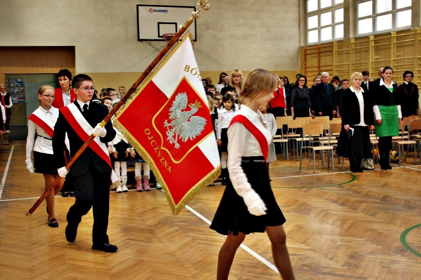 Szkoła Podstawowa w Świerklańcu doczekała się sztandaru i hymnu [ZDJĘCIA]