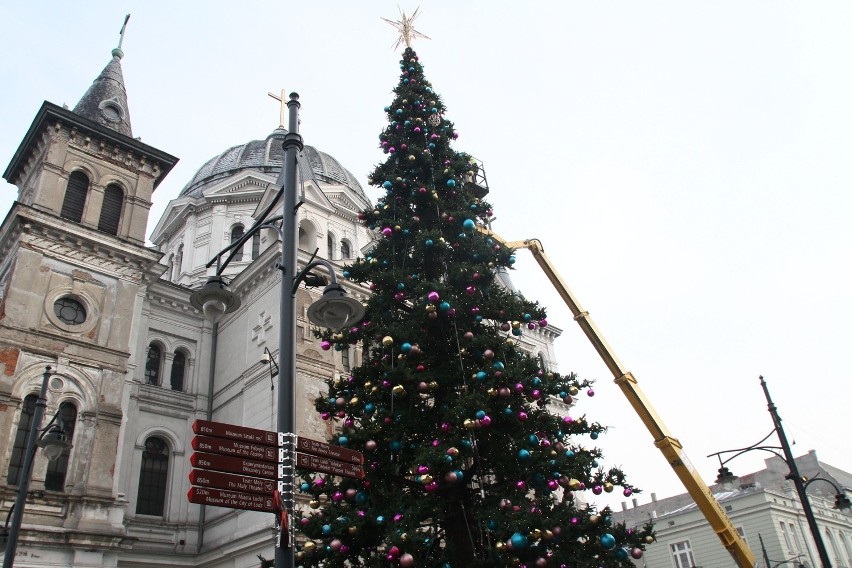 Choinka mierząca bez stelaża i gwiazdy 21 metrów stanęła 12 grudnia 2014 na placu Wolności w Łodzi
