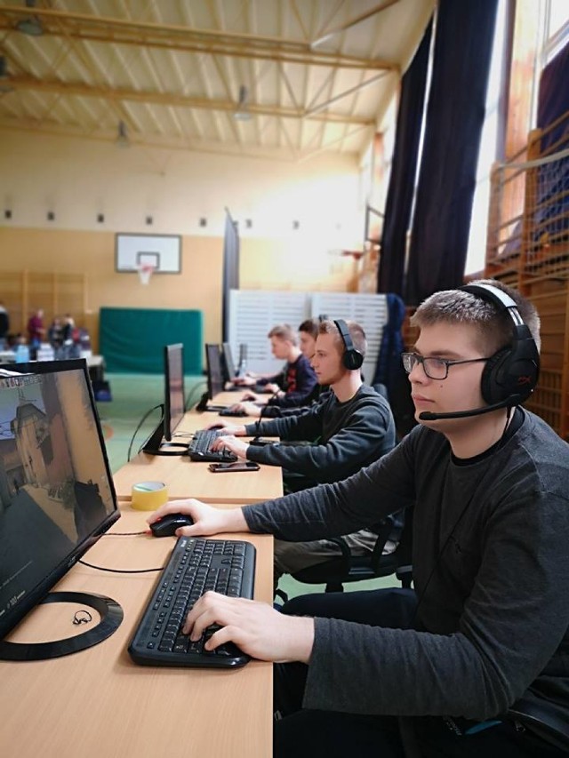 II Międzyszkolne Mistrzostwa E-Sportowe - CS: GO i Dzień Otwarty w Zespole Szkół Ponadgimnazjalnych w Poddębicach