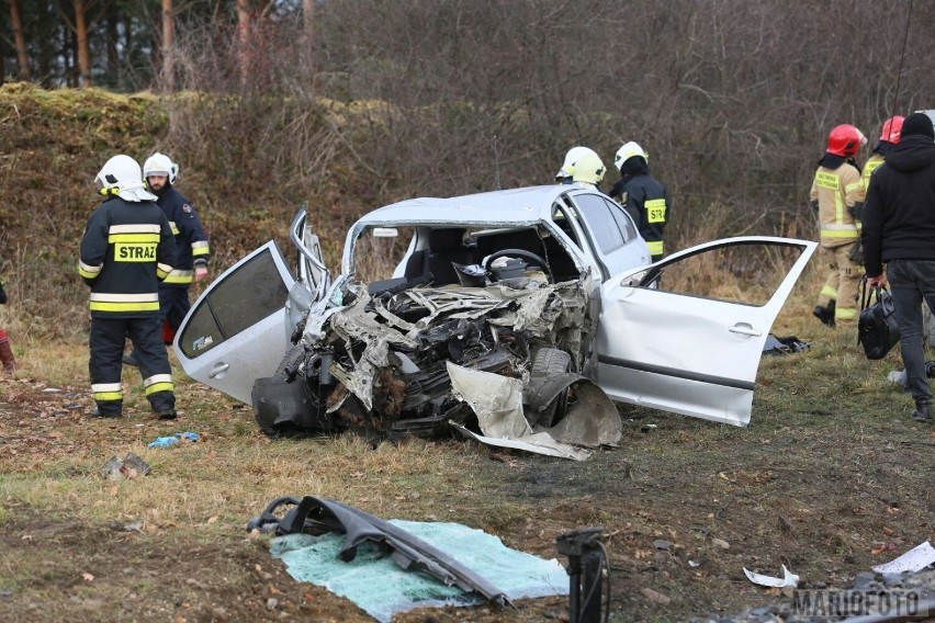 Wypadek na przejeździe kolejowym w Osinach pod Opolem. Samochód osobowy wjechał w szynobus. Kierowca jest ranny