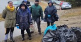 Wędkarze z Bełchatowa i członkowie Leszy Bełchatów posprzątali brzeg zbiornika Słok i pobliski las